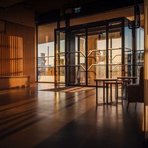内容审核专员林雨桐正在电脑前核对星空娱乐入口地址列表，表情严谨认真